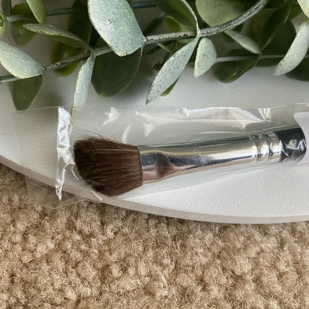 Bare Escentuals eye defining brush eyeshadow makeup